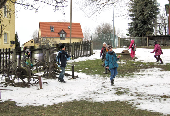 Der Osterhase war da! Egal, ob noch Schnee liegt oder die Sonne scheint, das Osternestsuchen im Kleinbauernmuseum macht den Kindern viel Spaß.